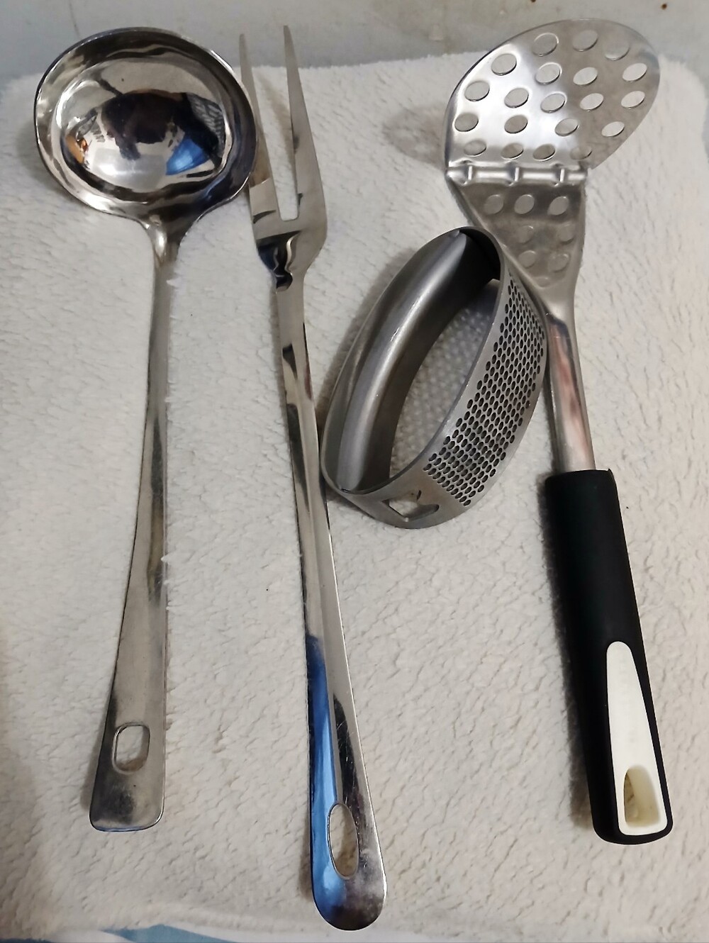 Kitchen tool set. In good condition.